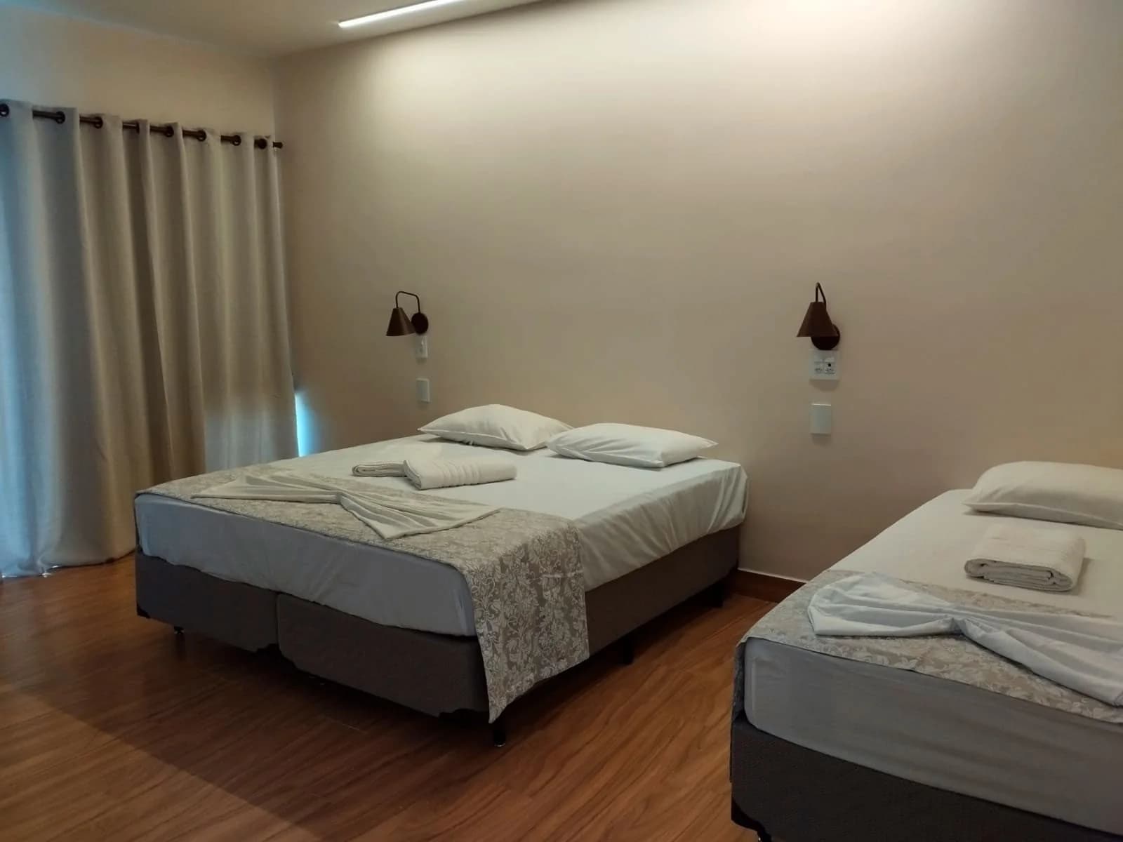 Apartamento · Quarto com cama casal e solteiro