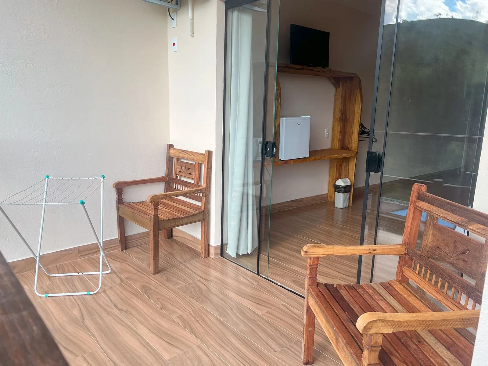 Apartamento · Varanda com cadeiras de madeira